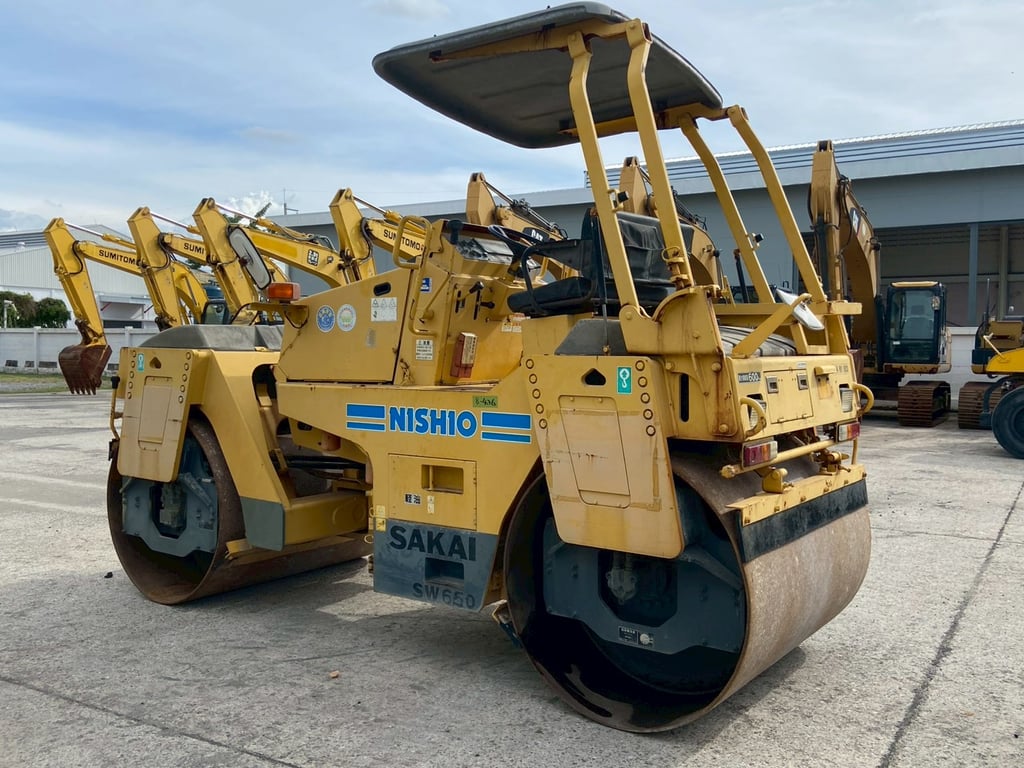 รถบดสั่นสะเทือน 7 ตัน Sakai SW650 จากญี่ปุ่น โทร.080-6565422 (หนิง)