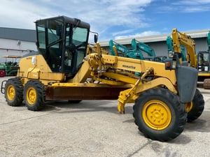 Komatsu GD405A-3 ปี2003 รถเกรด พร้อมสแคริฟาย โทร.080-6565422 หนิง