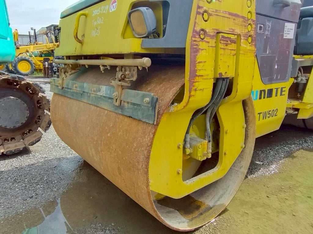 รถบดสั่นสะเทือน Sakai TW502-1 ปี2011 โทร. 080-6565422 (หนิง)