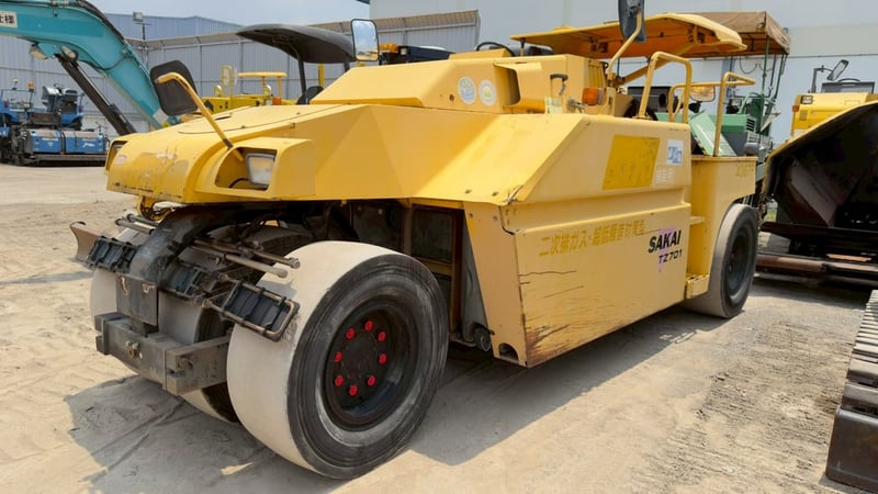 รถบด 7ล้อยาง Sakai TZ701 2,956ชั่วโมง โทร. 080-6565422 (หนิง)