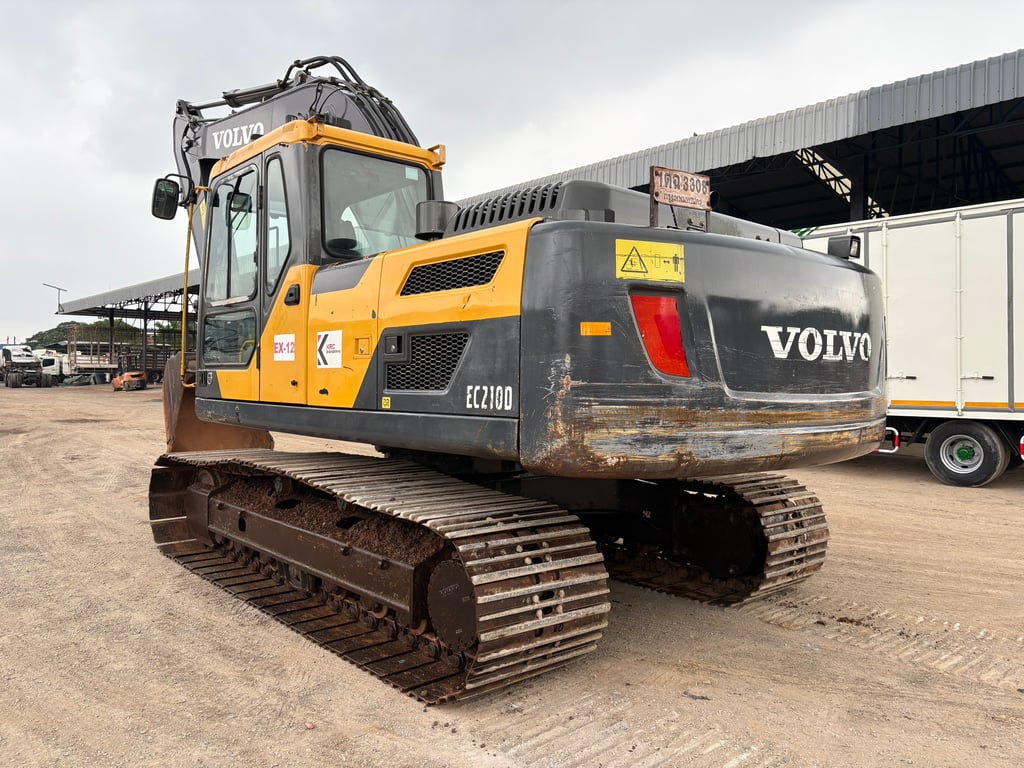 แม็คโคร Volvo 210D ปี16 P.M.11,596 ชม. แม็คโคร Volvo 210D ปี16 P.M.11,596 ชม.