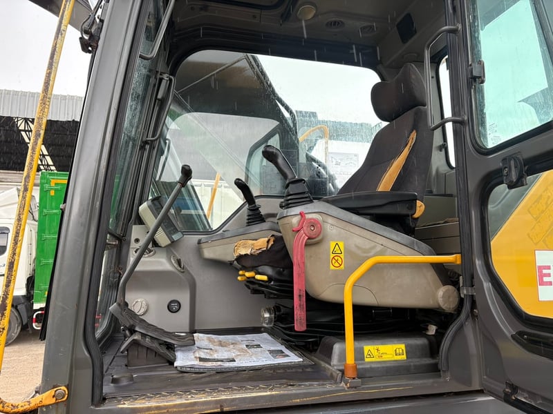 แม็คโคร Volvo 210D ปี16 P.M.11,596 ชม.