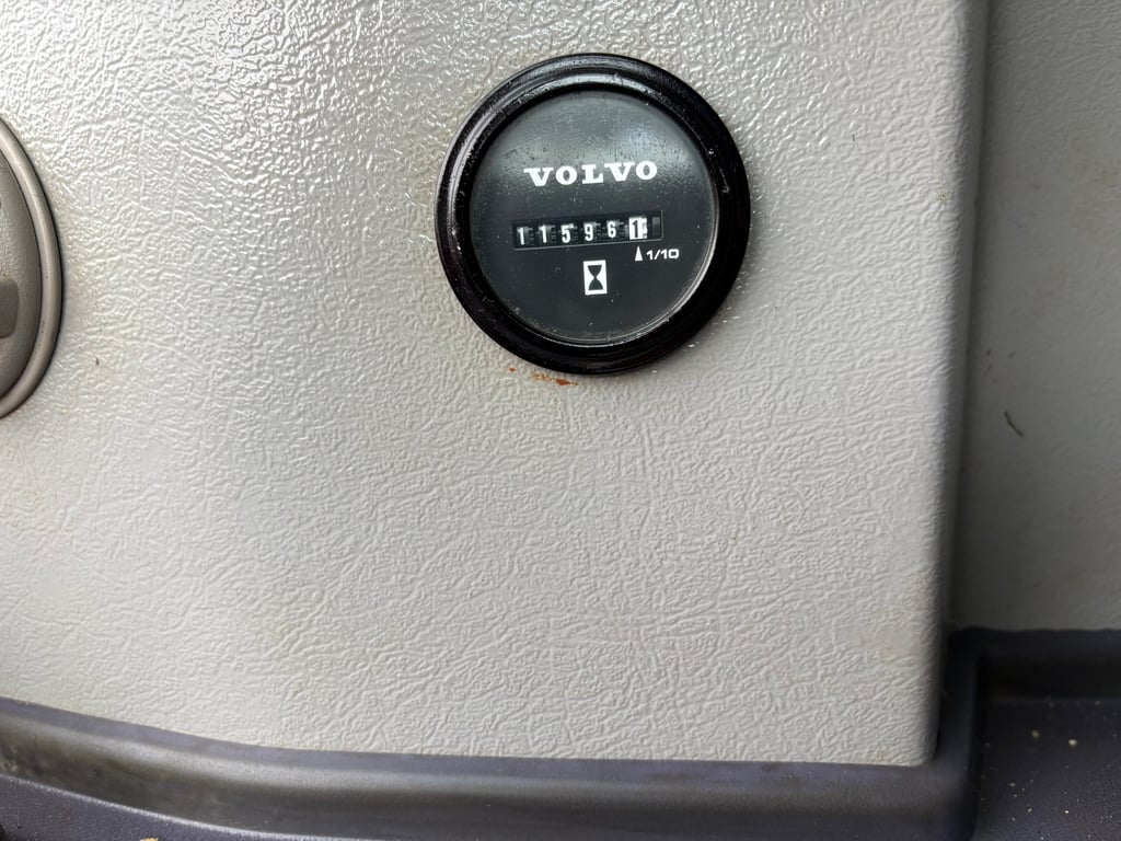 แม็คโคร Volvo 210D ปี16 P.M.11,596 ชม. แม็คโคร Volvo 210D ปี16 P.M.11,596 ชม.