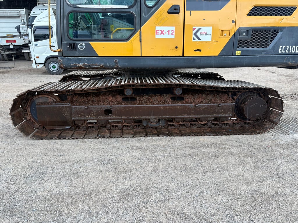 แม็คโคร Volvo 210D ปี16 P.M.11,596 ชม. แม็คโคร Volvo 210D ปี16 P.M.11,596 ชม.