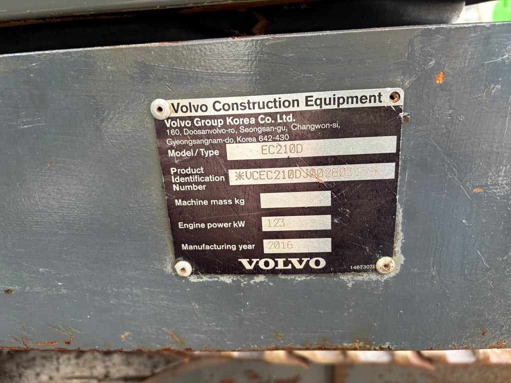 แม็คโคร Volvo 210D ปี16 P.M.11,596 ชม. แม็คโคร Volvo 210D ปี16 P.M.11,596 ชม.