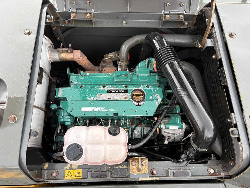 แม็คโคร Volvo 210D ปี16 P.M.11,596 ชม. แม็คโคร Volvo 210D ปี16 P.M.11,596 ชม.