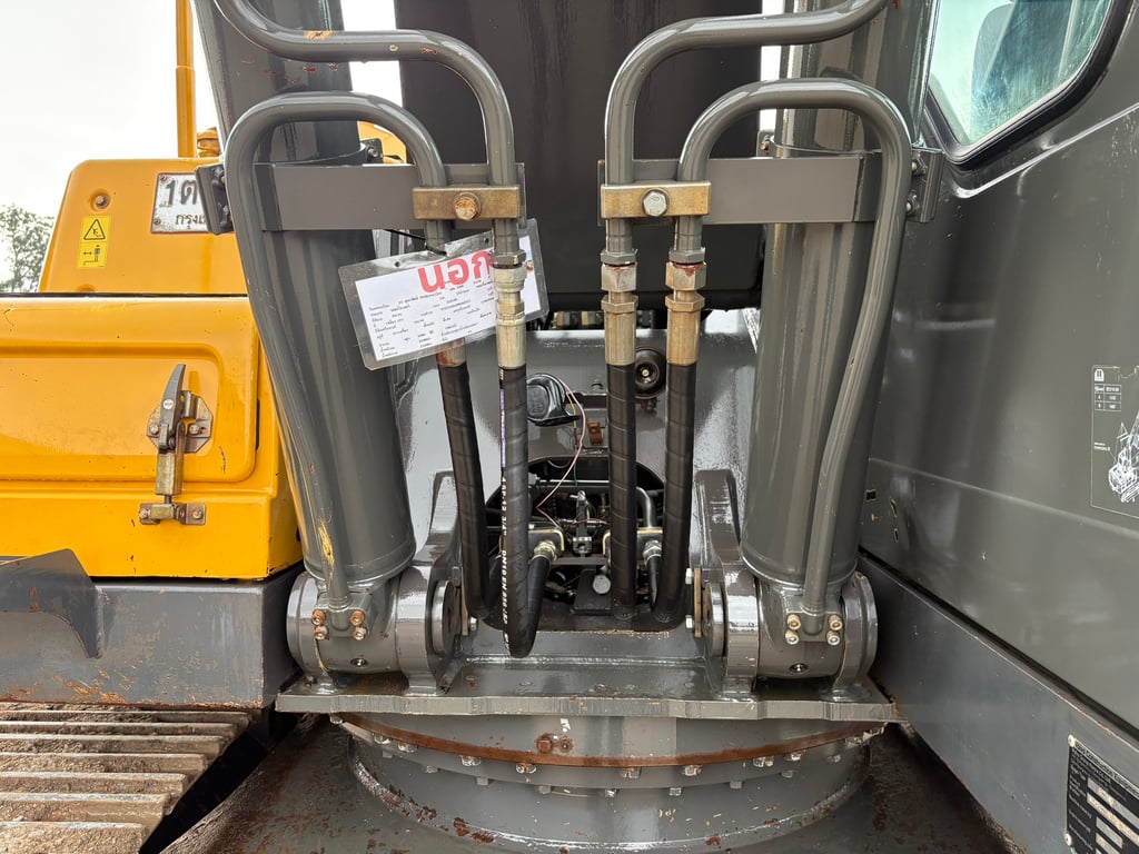 แม็คโคร Volvo 210D ปี16 P.M.11,596 ชม. แม็คโคร Volvo 210D ปี16 P.M.11,596 ชม.