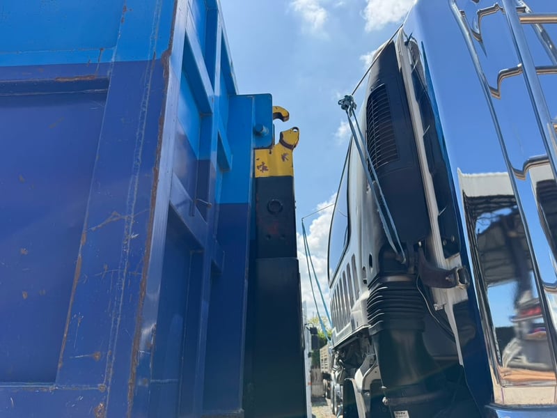  ISUZU FVZ 300HP ฮุคลิฟท์ 2 เพลา ปี 2565 ไมล์เพียง 104,000 กม. # LEK1276