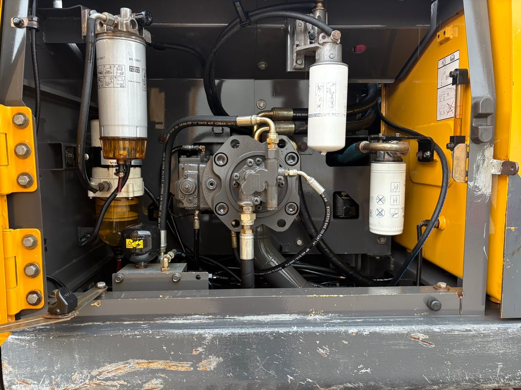 แม็คโคร Volvo 210D ปี16 P.M.11,596 ชม. แม็คโคร Volvo 210D ปี16 P.M.11,596 ชม.