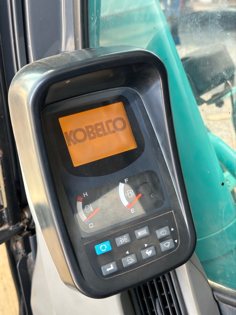แม็คโคร kobelco sk200-8 super xm  P.M. 17,700 ชม 