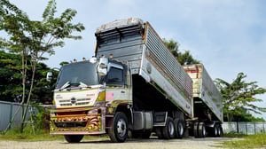 🚛🔥 รถพ่วงตัวแรงสายลุยมาถึงแล้ว‼️ 10 ล้อพ่วง HINO FM2P 380 แรงม้า ปี 2555 ของดี สภาพพร้อมลุย ขนงานหนักได้สบาย 💪 💥 เครื่องใหญ่ P11C 💥 เกียร์ ZF เข้าง่าย ลื่นทุกจังหวะ 💥 ระบบพ่วงพร้อมใช้งาน วิ่งงานได้ทันที 💥 ยางเปลี่ยนมาใหม่เอี่ยม 22 เส้น 📏 ขนาดกระบะ ตัวแม่ : ยาว 6.20 ม. กว้าง 2.50 ม. สูง 2.20 