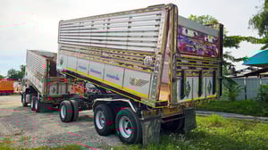 🚛🔥 รถพ่วงตัวแรงสายลุยมาถึงแล้ว‼️ 10 ล้อพ่วง HINO FM2P 380 แรงม้า ปี 2555 ของดี สภาพพร้อมลุย ขนงานหนักได้สบาย 💪 💥 เครื่องใหญ่ P11C 💥 เกียร์ ZF เข้าง่าย ลื่นทุกจังหวะ 💥 ระบบพ่วงพร้อมใช้งาน วิ่งงานได้ทันที 💥 ยางเปลี่ยนมาใหม่เอี่ยม 22 เส้น 📏 ขนาดกระบะ ตัวแม่ : ยาว 6.20 ม. กว้าง 2.50 ม. สูง 2.20 