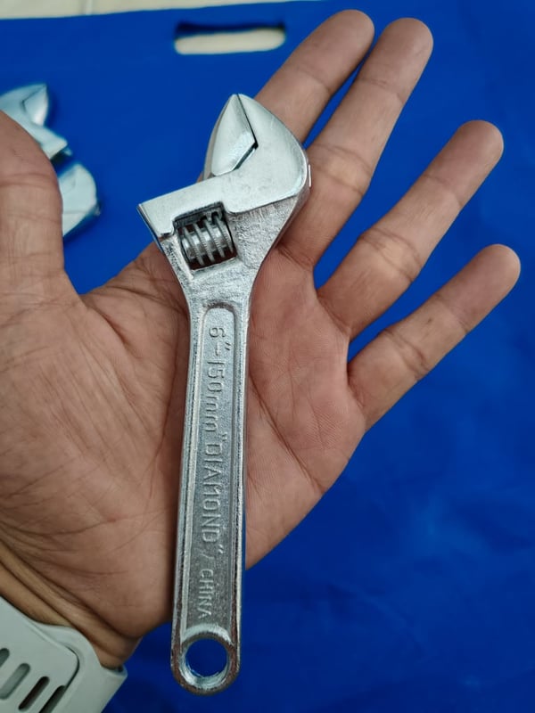 ประแจเลื่อนตราเพรช 