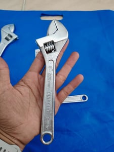 ประแจเลื่อนตราเพรช 