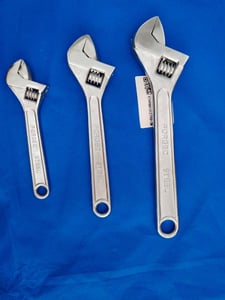 ประแจเลื่อนตราเพรช 