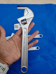 ประแจเลื่อนตราเพรช 