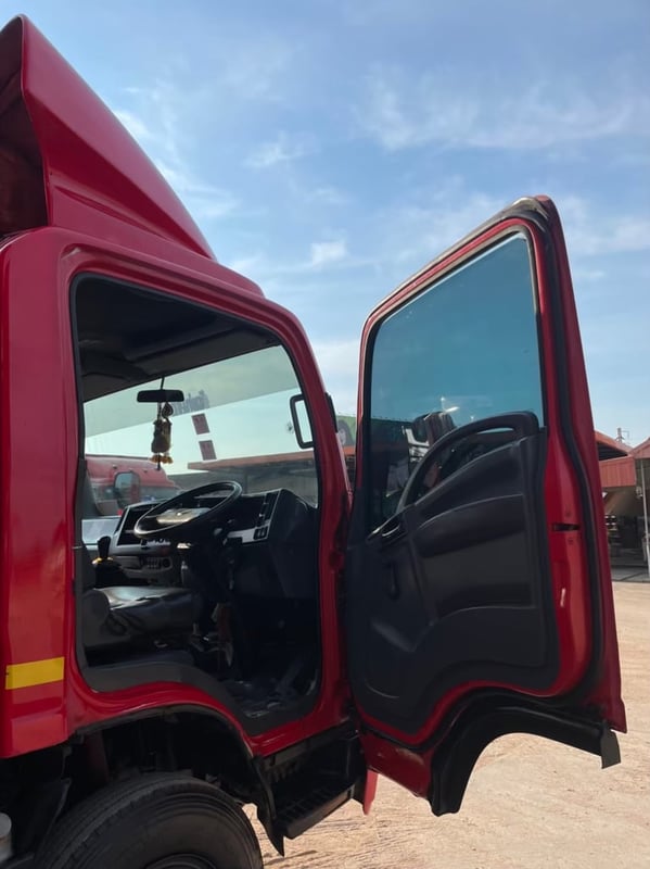 ISUZU NPR 150แรงม้า รถบรรทุก 6ล้อ ตู้แห้ง ปี2015