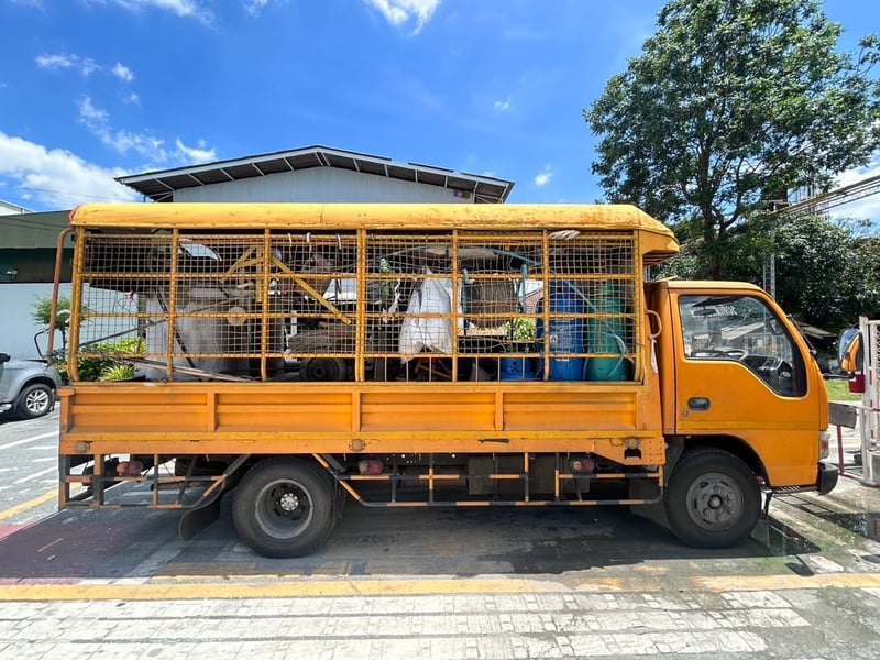 ชาย ISUZU NKR 100แรงม้า รถบรรทุก 6ล้อ กระบะเหล็ก ปี 2002 ชาย ISUZU NKR 100แรงม้า รถบรรทุก 6ล้อ กระบะเหล็ก ปี 2002