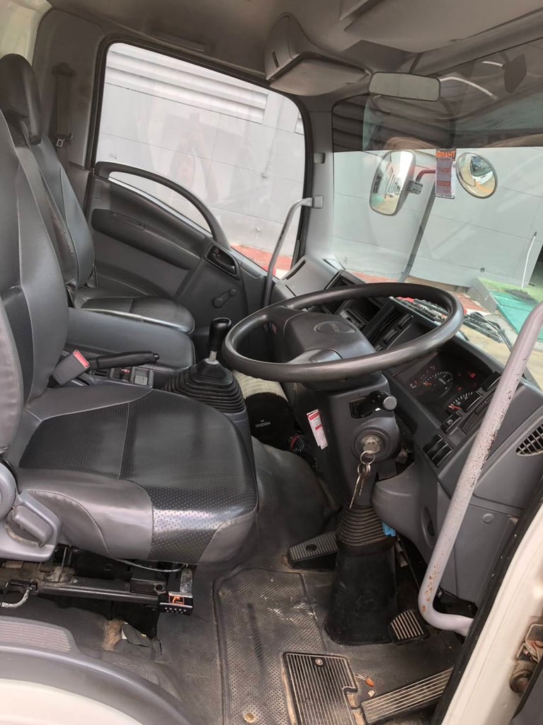 ฿ 650,000 -  ขายด่วน ISUZU FRR190 ปี66 ตู้แห้ง   สวย พร้อมใช้