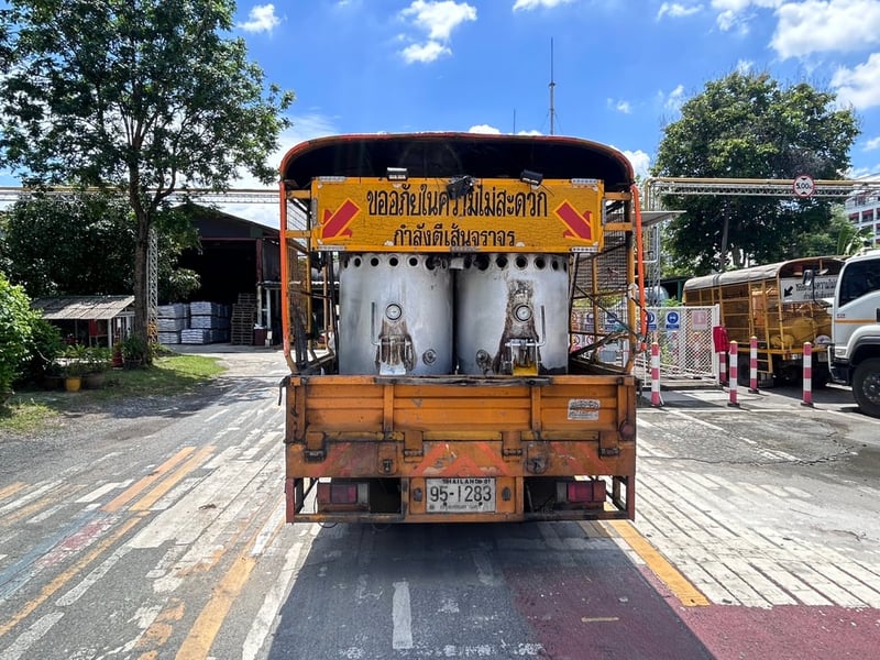 ชาย ISUZU NKR 100แรงม้า รถบรรทุก 6ล้อ กระบะเหล็ก ปี 2002 ชาย ISUZU NKR 100แรงม้า รถบรรทุก 6ล้อ กระบะเหล็ก ปี 2002