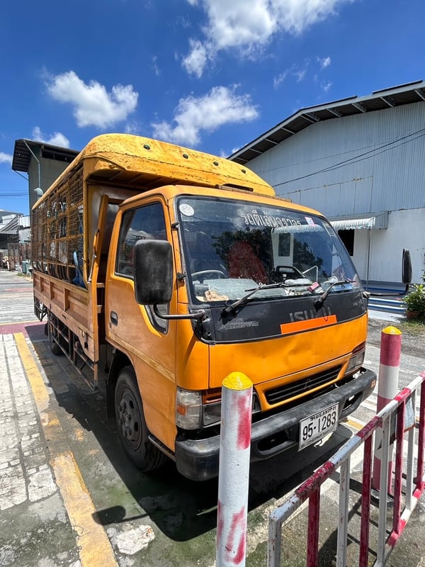 ชาย ISUZU NKR 100แรงม้า รถบรรทุก 6ล้อ กระบะเหล็ก ปี 2002