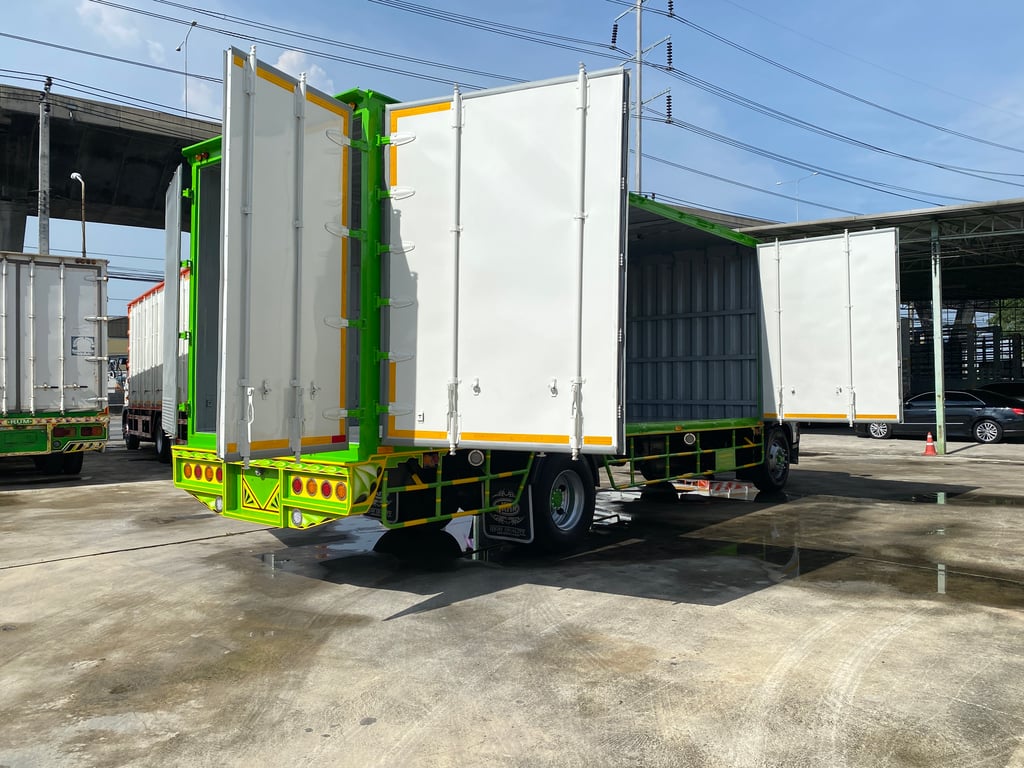 HINO FG 212แรงม้า รถบรรทุก 6ล้อ ตู้แห้ง ปี2013