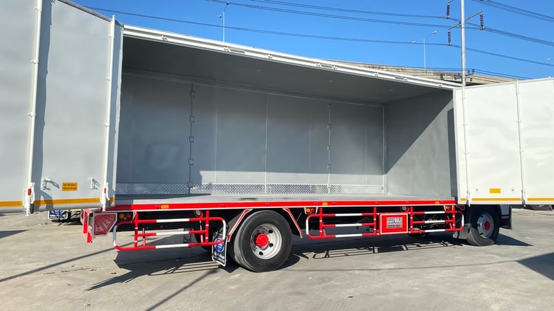 Mega 500 รถ 6 ล้อ ตู้ 10 บาน 