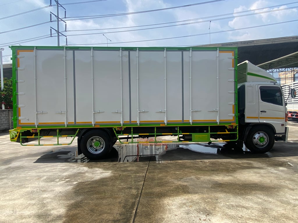 HINO FG 212แรงม้า รถบรรทุก 6ล้อ ตู้แห้ง ปี2013