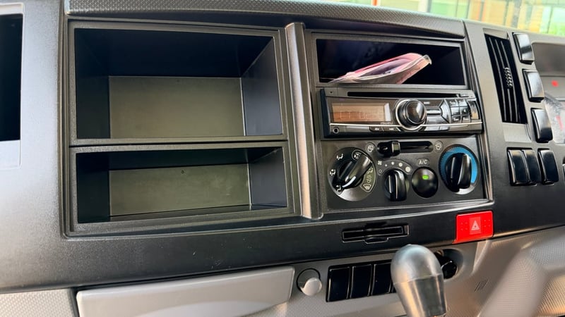 ISUZU NMR 130แรงม้า รถบรรทุก 6ล้อ ดั้มพ์ ไมล์32,xxx กม.