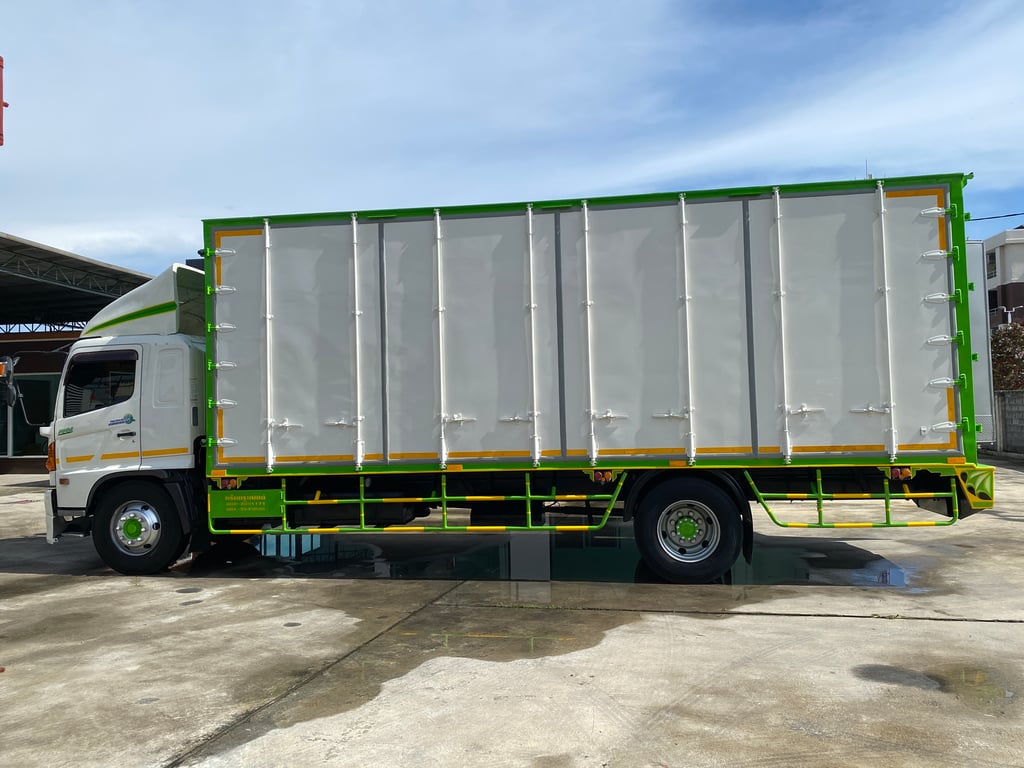 HINO FG 212แรงม้า รถบรรทุก 6ล้อ ตู้แห้ง ปี2013