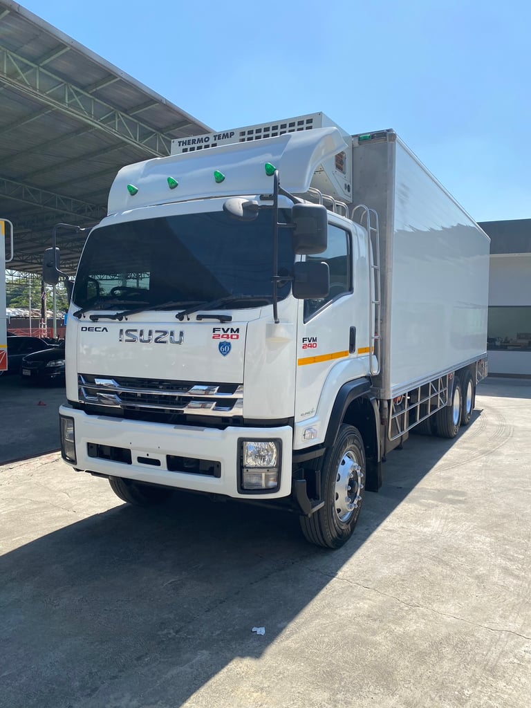 ISUZU FVM 240แรงม้า รถบรรทุก 10ล้อ ตู้เย็น ปี2017