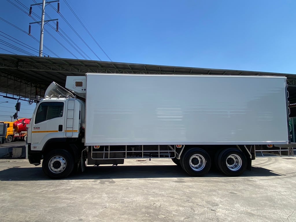 ISUZU FVM 240แรงม้า รถบรรทุก 10ล้อ ตู้เย็น ปี2017