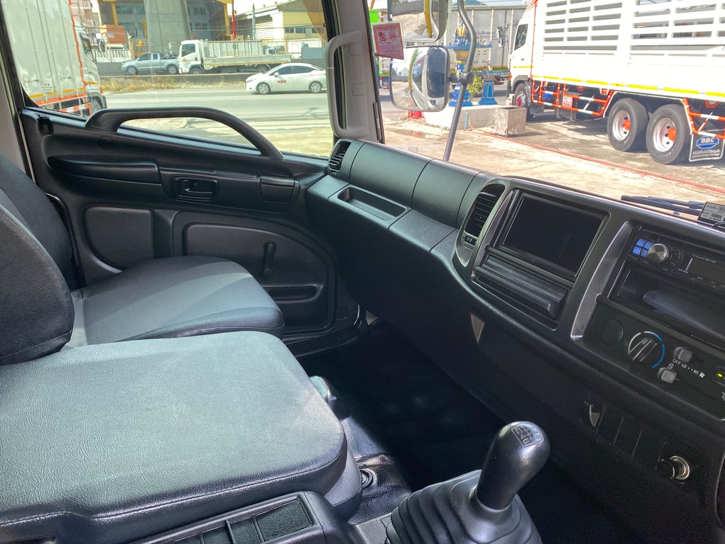 HINO FG 212แรงม้า รถบรรทุก 6ล้อ ตู้แห้ง ปี2013