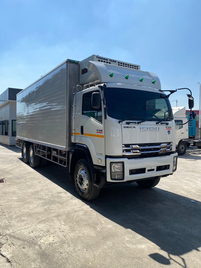 ISUZU FVM 240แรงม้า รถบรรทุก 10ล้อ ตู้เย็น ปี2017