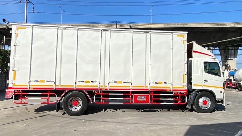 Mega 500 รถ 6 ล้อ ตู้ 10 บาน 