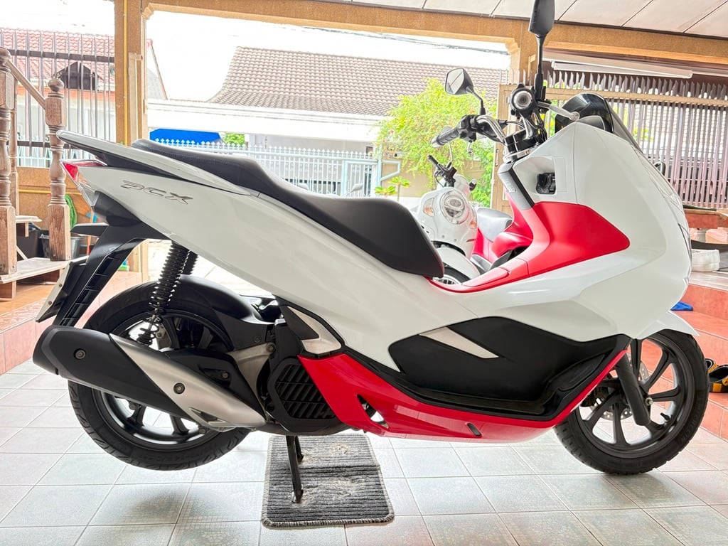 PCX150 รถมือเดียว สมุดคู่มือครบ เจ้าของดูแลดี สภาพใสกริ๊บ ชุดสีสวย เครื่องเดิม เอกสารครบ วิ่ง10000 กลางปี62
