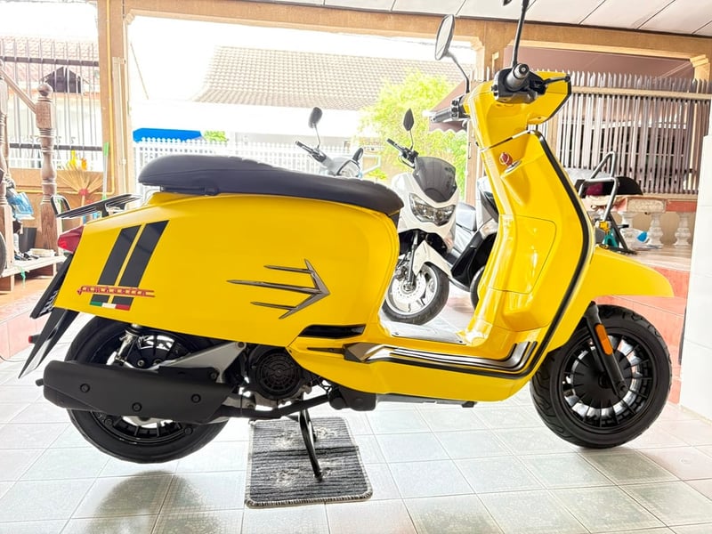 V200 GP เอกสารครบ สีเดิมบางๆ ตัวถังไม่มีสนิม สภาพพร้อมใช้ จัดส่งได้ มีเก็บปลายทาง ผ่อนได้ทั่วไทย วิ่ง9000 ปลายปี64