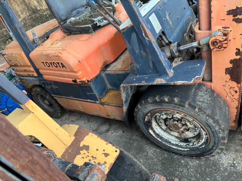 ขายรถฟอร์คลิฟท์ TOYOTA 5FD30 เครื่องดีเซล เดิมๆเน้นโทร 099-4982892