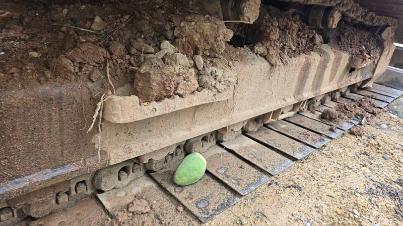 ขายแบคโฮ EC200D ทำงาน 18,000ชั่วโมง เล่ม เน้นโทร 099-4982892