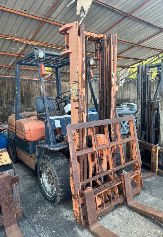 ขายรถฟอร์คลิฟท์ TOYOTA 5FD30 เครื่องดีเซล เดิมๆเน้นโทร 099-4982892