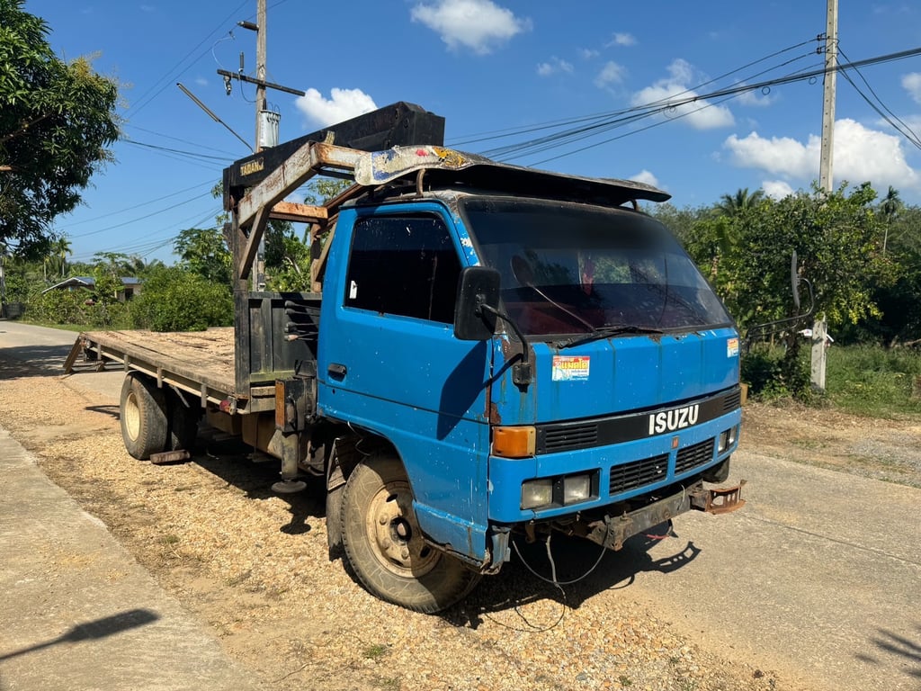 ขายรถ6ล้อท้ท้ายลาดติดเครน2ตันครึ่ง ISUZU 110 พร้อมใช้ เน้นโทร 099-4982892