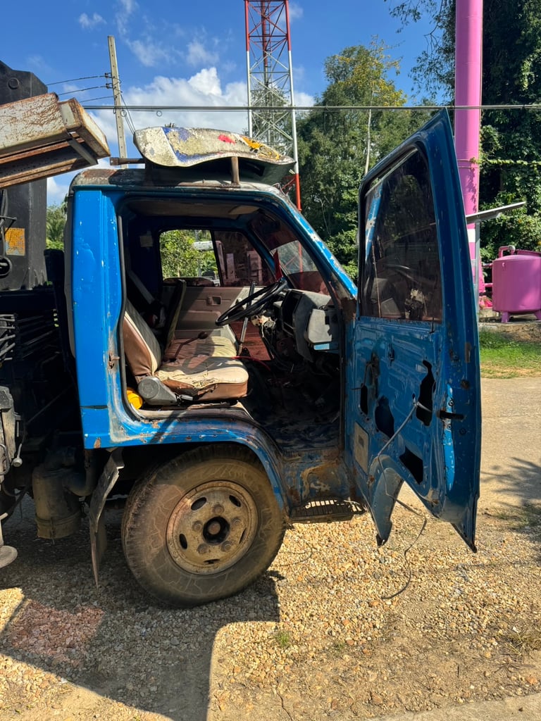 ขายรถ6ล้อท้ายลาดติดเครน 2ตันครึ่ง ISUZU 110 พร้อมใช้ เน้นโทร 099-4982892