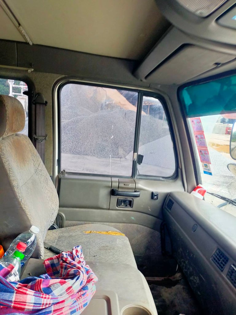 ขายรถหัวลาก10ล้อติดเฮียบ 5ตัน UD 330 แรงม้าปี57เดิมๆเน้นโทร 099-4982892