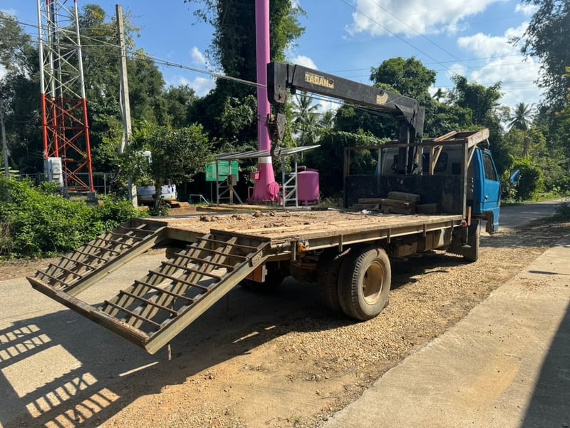 ขายรถ6ล้อท้ท้ายลาดติดเครน2ตันครึ่ง ISUZU 110 พร้อมใช้ เน้นโทร 099-4982892