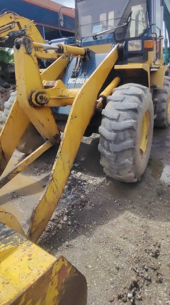 ขายรถตักล้อยาง KOBELCO LK302A เดิมๆ เล่ม พร้อมใช้ เน้นโทร 099-4982892 ขายรถตักล้อยาง KOBELCO LK302A เดิมๆ เล่ม พร้อมใช้ เน้นโทร 099-4982892