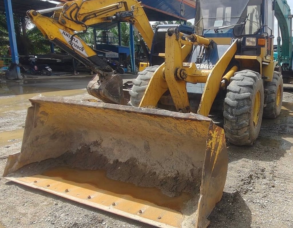 ขายรถตักล้อยาง KOBELCO LK302A เดิมๆ เล่ม พร้อมใช้ เน้นโทร 099-4982892 ขายรถตักล้อยาง KOBELCO LK302A เดิมๆ เล่ม พร้อมใช้ เน้นโทร 099-4982892