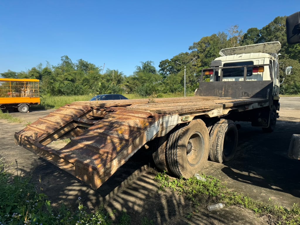 ขายรถ10ล้อท้ายลาด FN527MA 190แรงม้า เน้นโทร 099-4982892