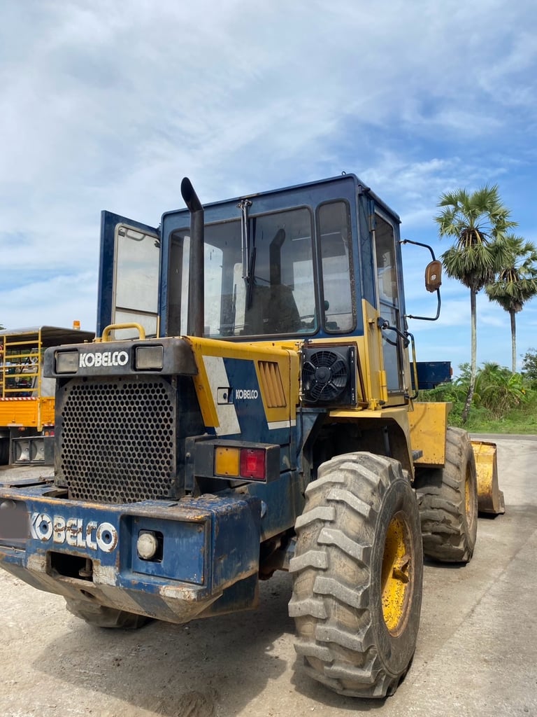 ขายรถตักล้อยาง KOBELCO LK302A เดิมๆ เล่ม พร้อมใช้ เน้นโทร 099-4982892 ขายรถตักล้อยาง KOBELCO LK302A เดิมๆ เล่ม พร้อมใช้ เน้นโทร 099-4982892
