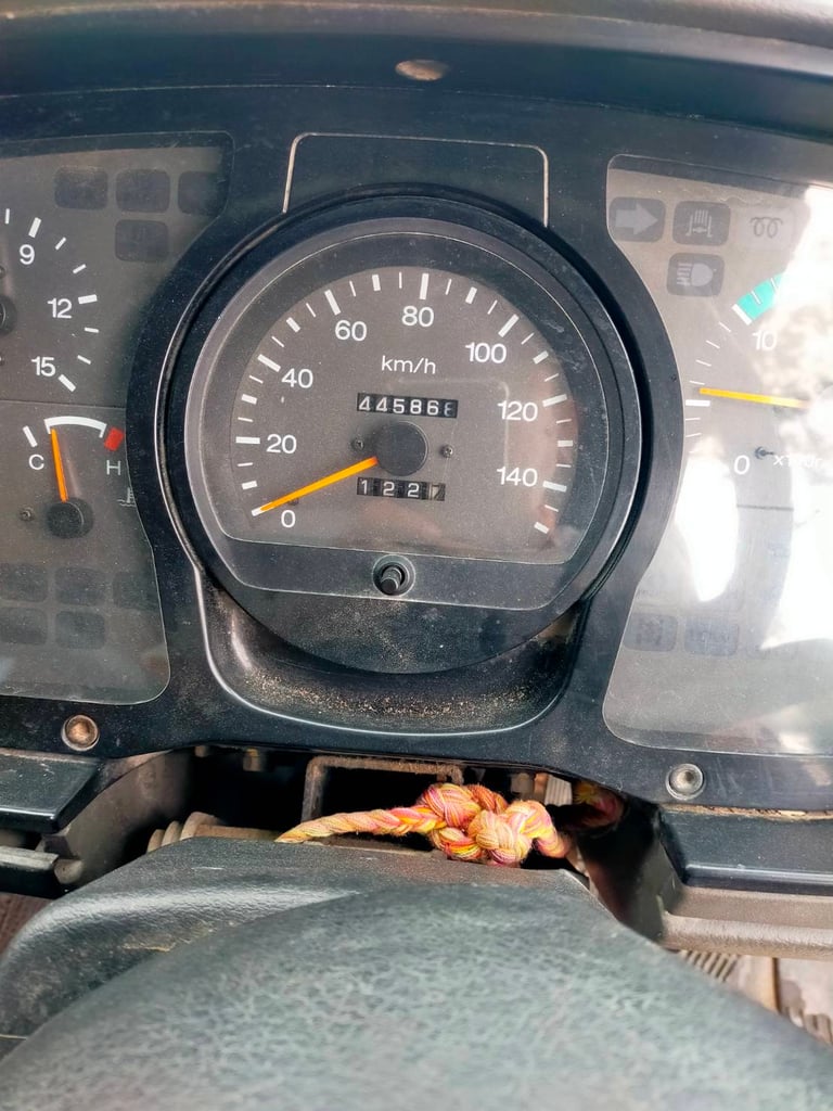 ขายรถหัวลาก10ล้อติดเฮียบ 5ตัน UD 330 แรงม้าปี57เดิมๆเน้นโทร 099-4982892