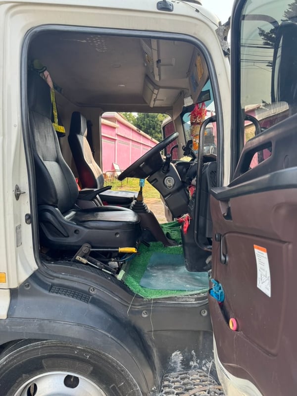 ขายรถ6ล้อดั้มลากพ่วงเป็น 14ล้อดั้ม HINO 210 เดิมๆเน้นโทร 099-4982892